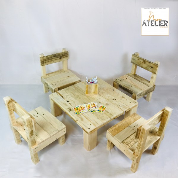 Espace détente pour enfants en bois de palette comprenant la table et les 4 chaises.